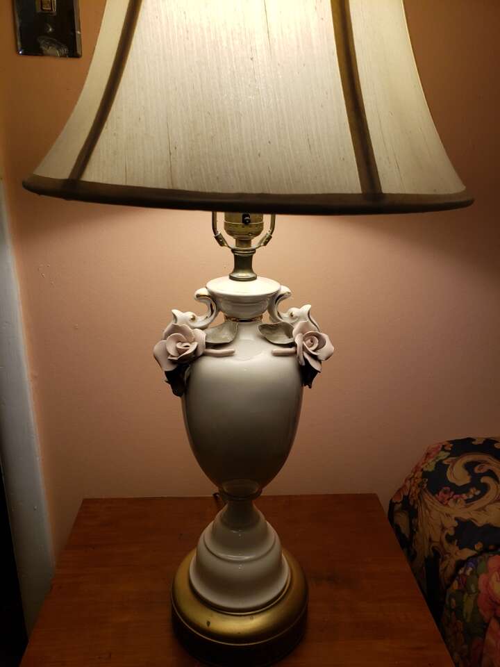 Vintage Capodimonte Style Table Lamp Pink Porcelain Roses Gold Trim