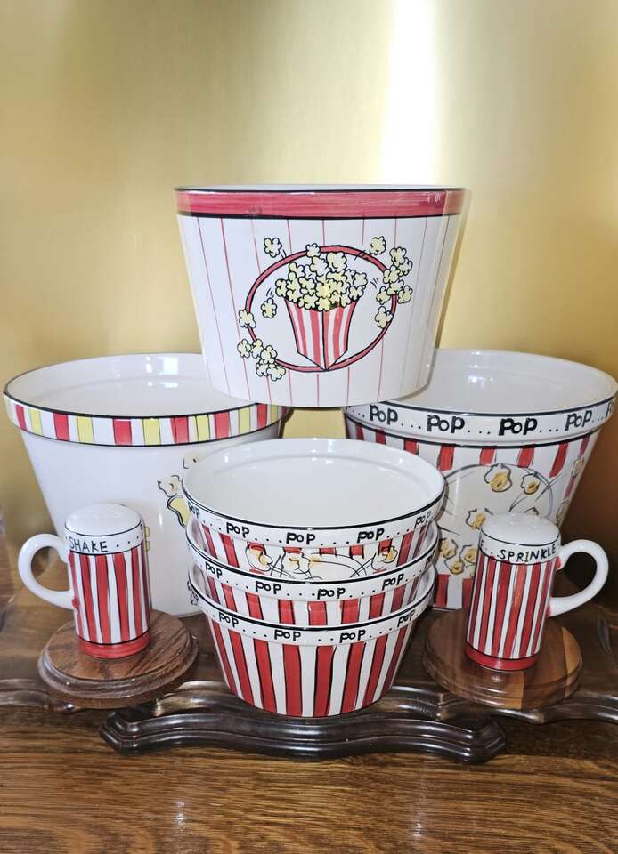LIKE NEW 8 Piece Pretty Popcorn Serving Set