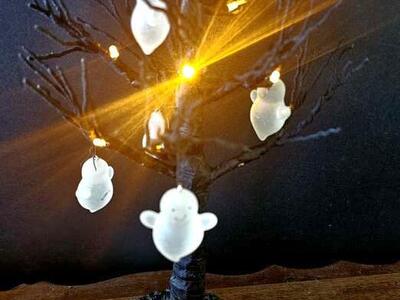 Vntg Hallmark Lit Spooky Ghost Tree W/ Pumpkin Ba