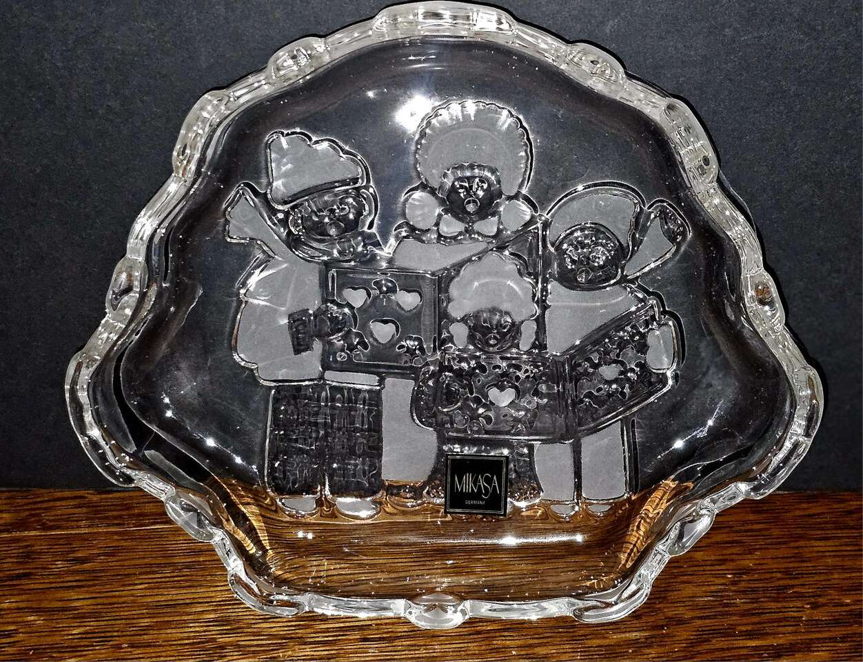 NEW, Pretty Mikasa Frosted Engraved Carolers Dish