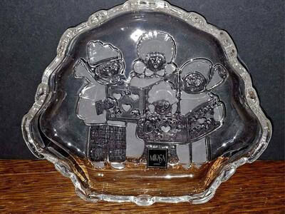 NEW, Pretty Mikasa Frosted Engraved Carolers Dish