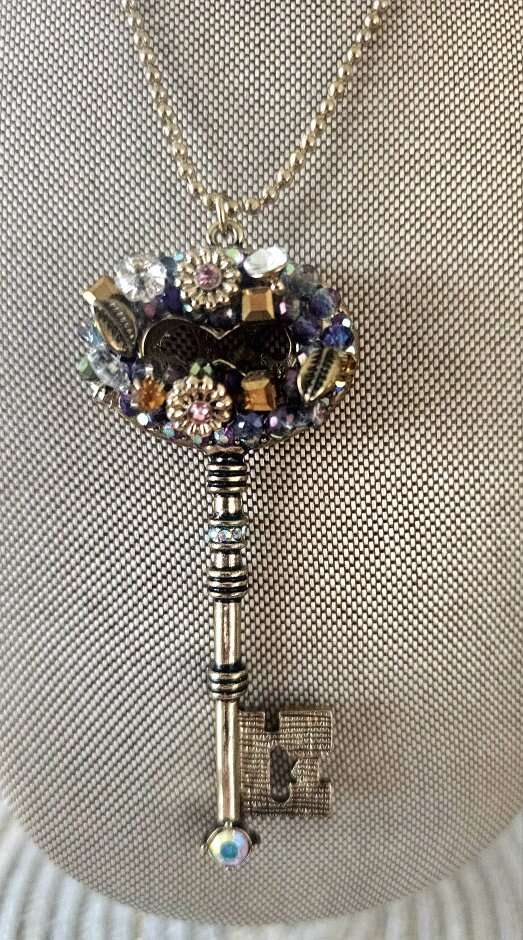 Betsy Johnson Embelished Floral Crystal Vntg Neckl