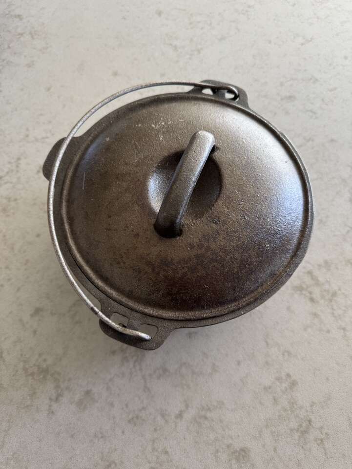 Vintage Wagner Ware Two Quart Dutch Oven