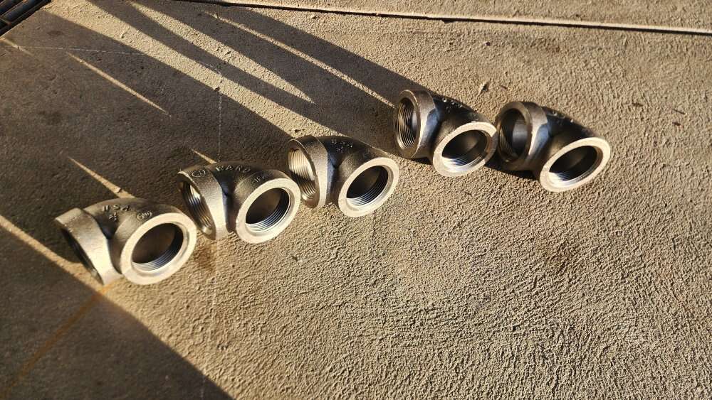 2 1/2 in black pipe elbows