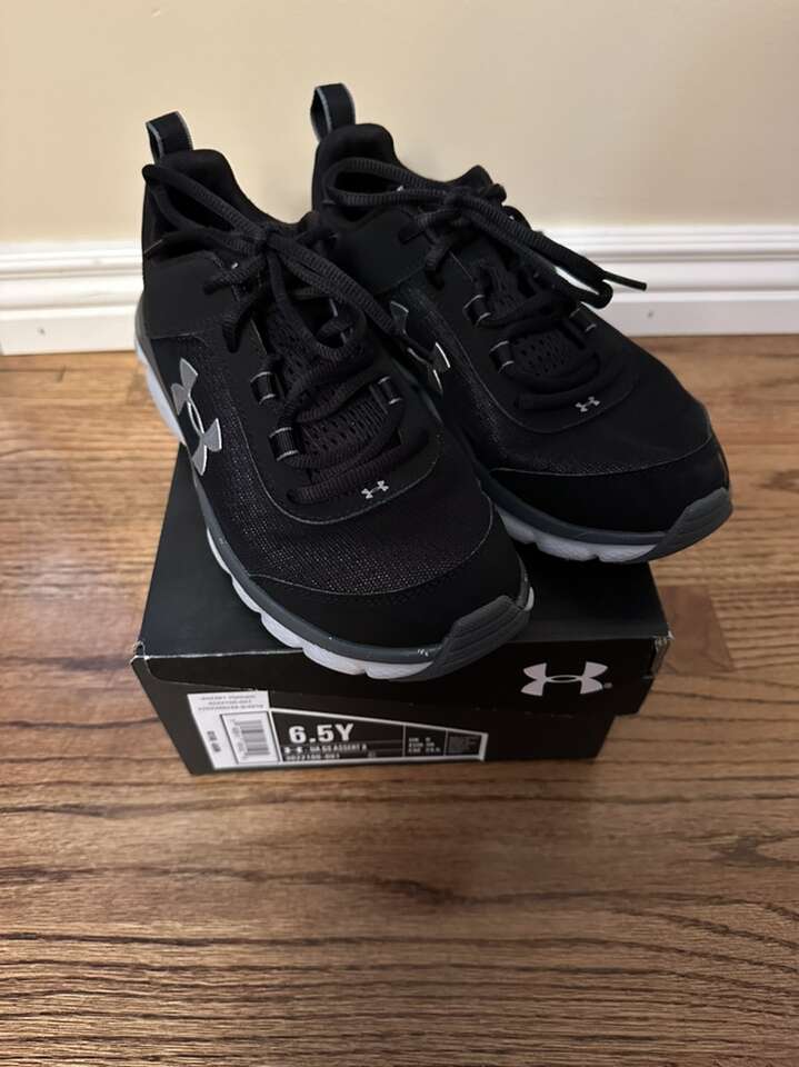 Boys size 6.5Y Under Armour Shoes