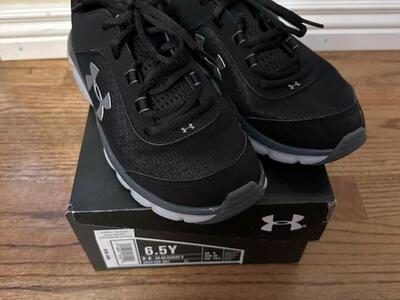 Boys size 6.5Y Under Armour Shoes