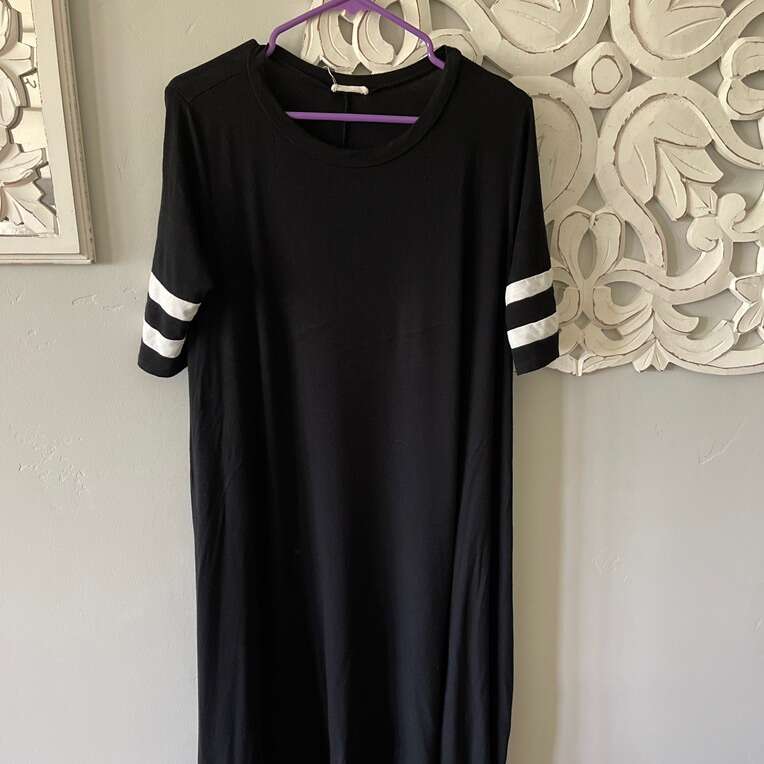 Black Size 1x Relaxed, Fit Midi Dress