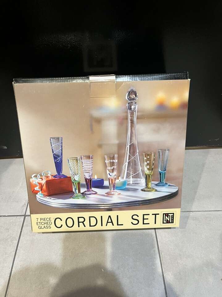 New Cordial 7 Piece Etched Glass Set