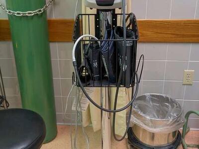 5 medical gas H cylinders with liter flow as well as high-pressure gauges included.