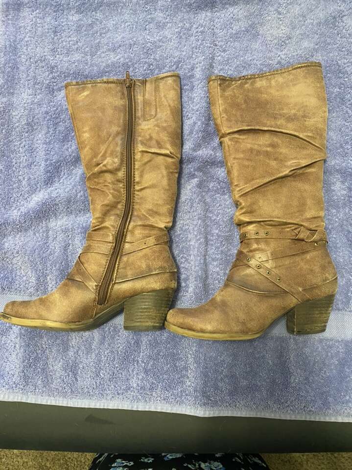 Boots size 6 Bare Traps Brand.