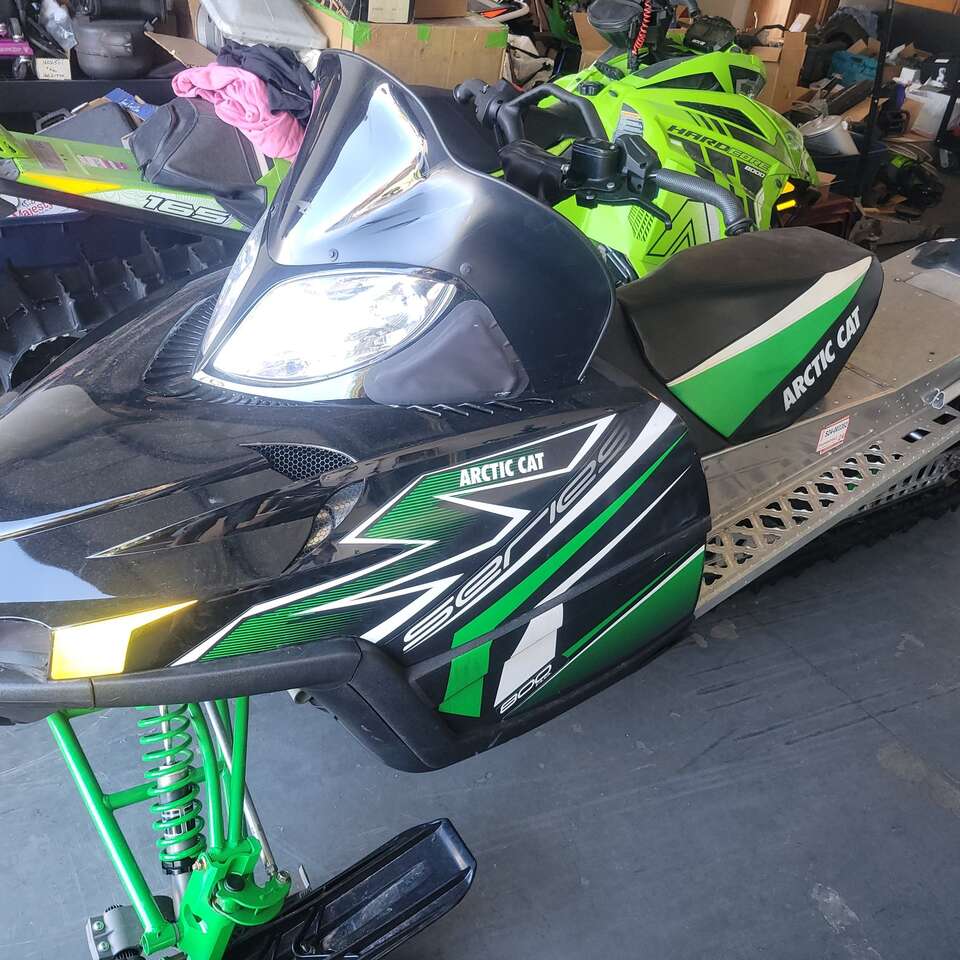 2011 M8 Full Partout Excellent Condition