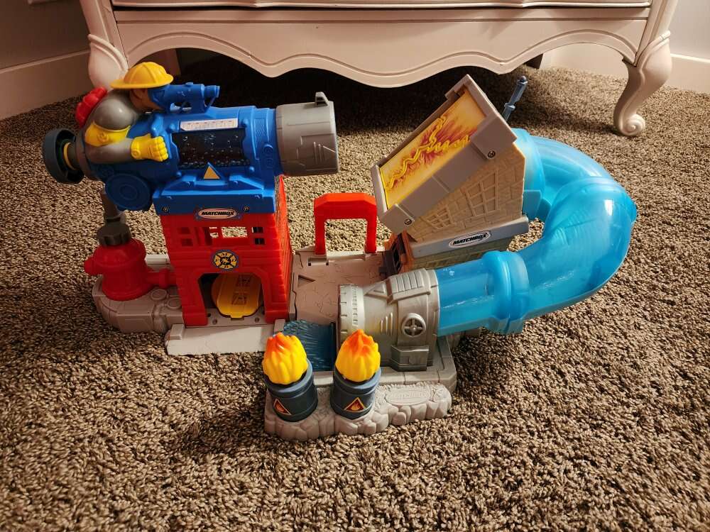 Like New! Matchbox Fire House Car Set Hot Wheels