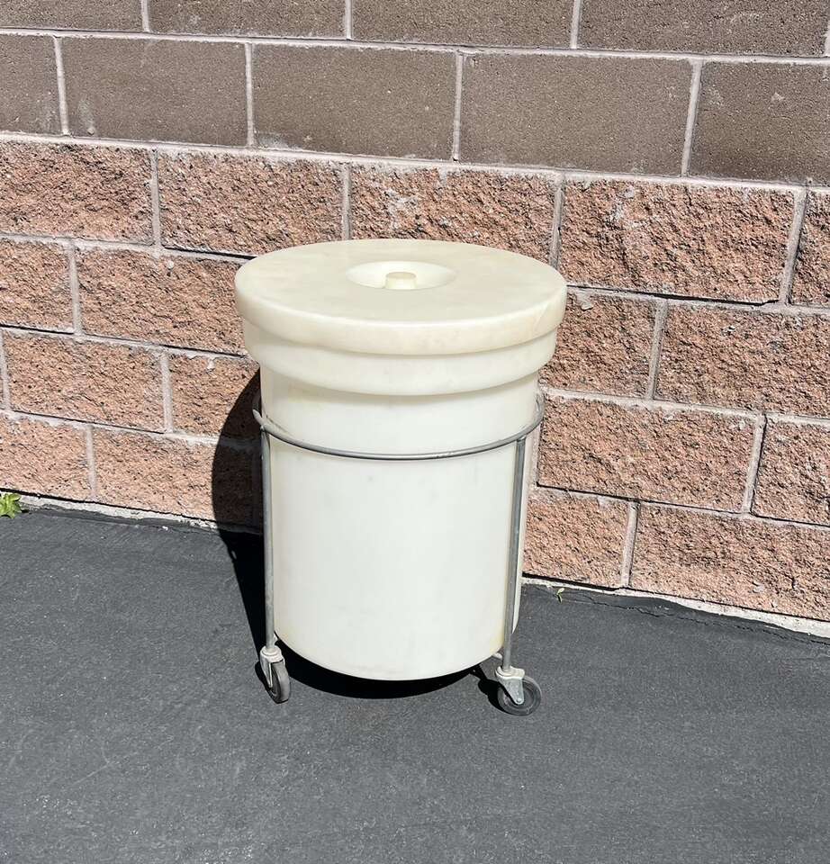 26 Gallon Container On Wheels