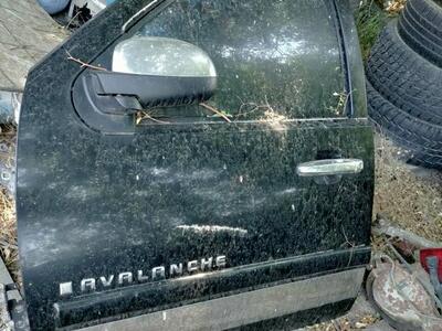 Parting out 2009 Chevy Avalanche body,axle, Doors