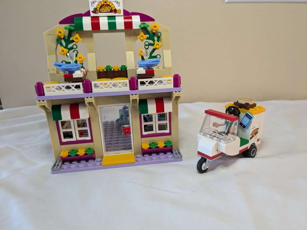 COMPLETE Retired LEGO Friends Heartlake Pizzeria