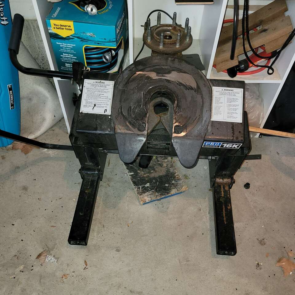 Fifth wheel slider hitch