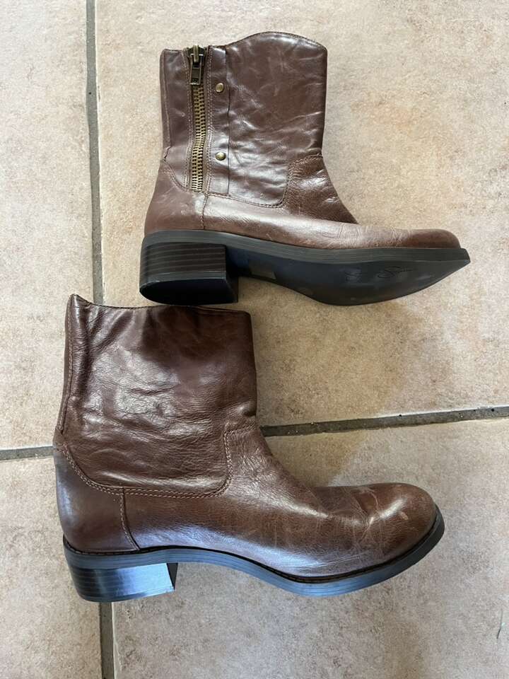 Jessica Simpson brand brown Boots size 7
