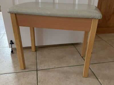 Sturdy Piano Bench Doesn't Open 19 T 22 1/2 W