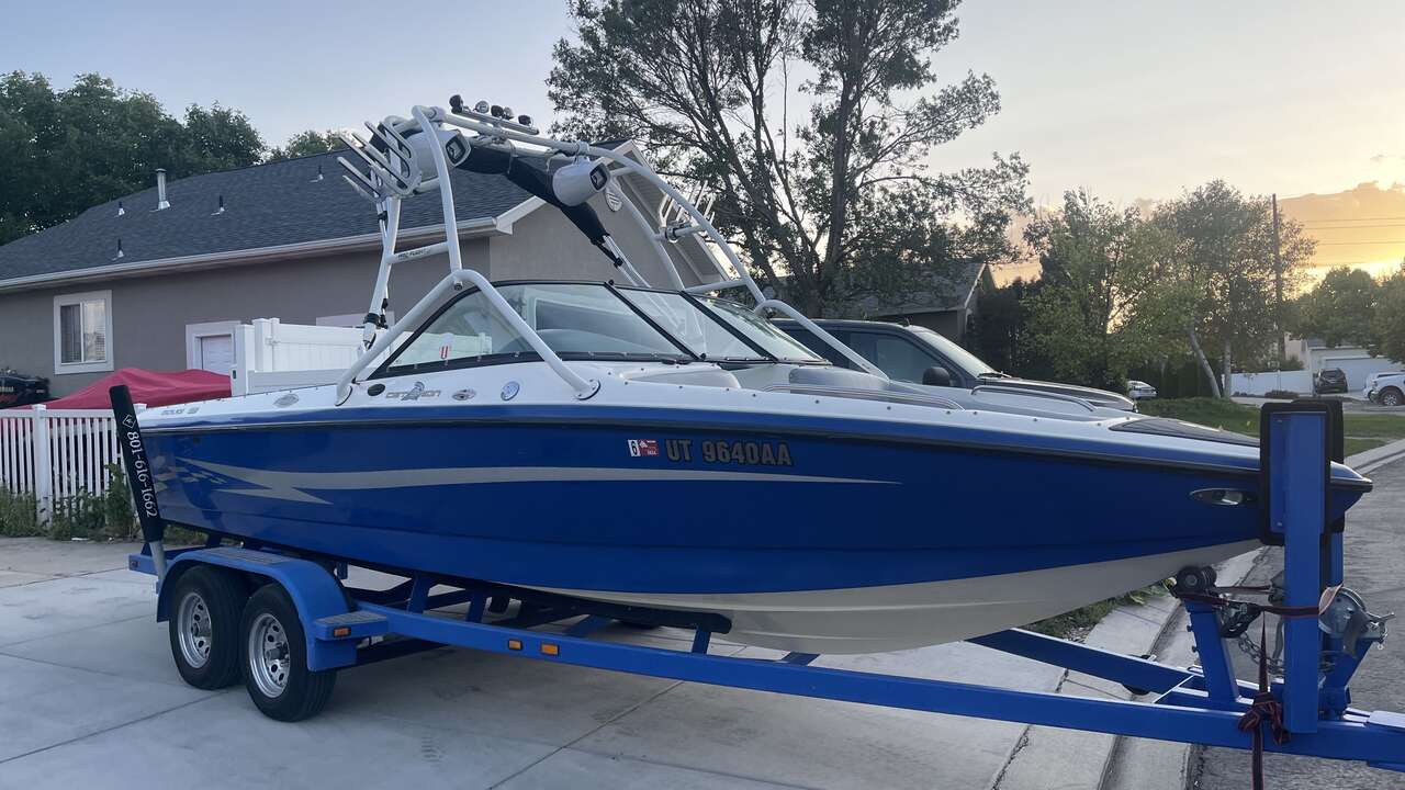 2002 Centurion  Escalade Avalanche Wakeboard/Surf Boat 21 ft.