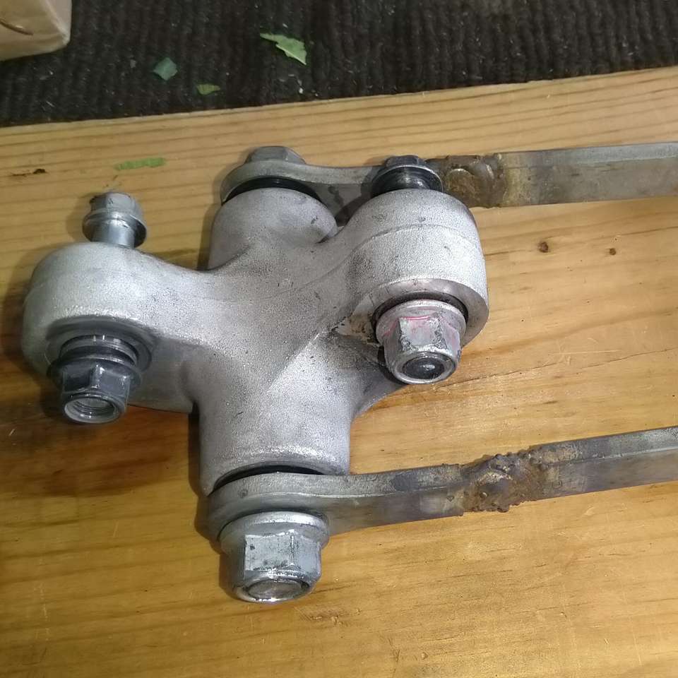 Suzuki Boulevard M90 Shock Pivot Arm & Dog Bones