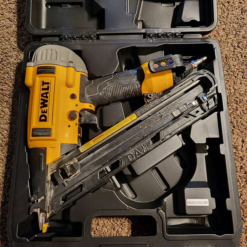 Dewalt Pneumatic 15-Gauge DA Nailer