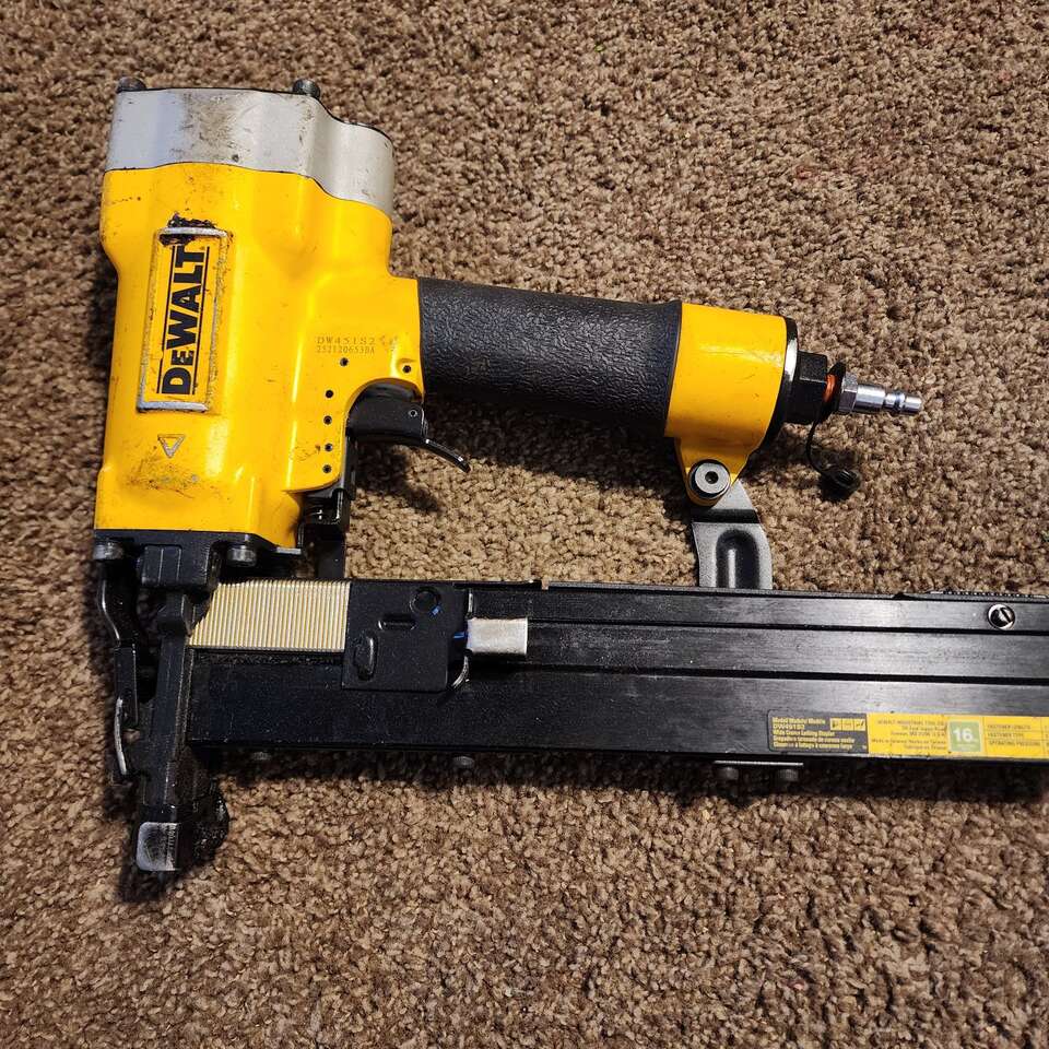 Pneumatic 16-Gauge 1in. Crown Lathing Stapler