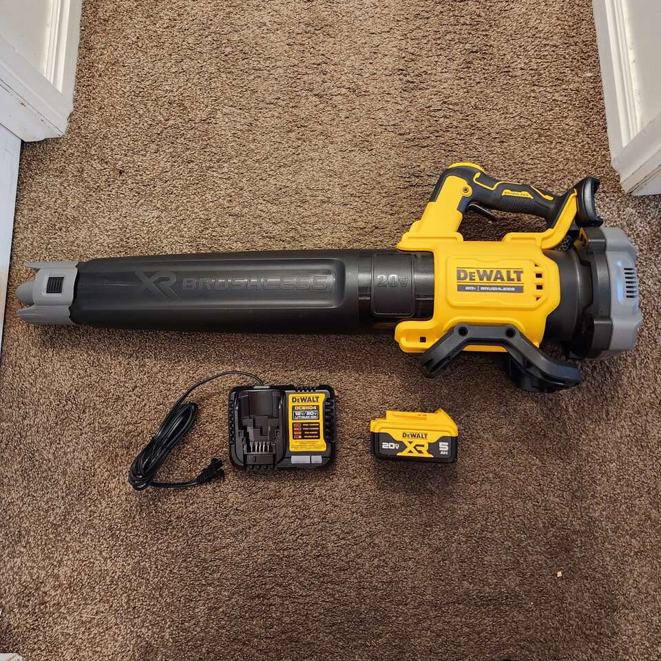 New Dewalt 20V MAX 125 MPH 450 CFM Leaf Blower Kit