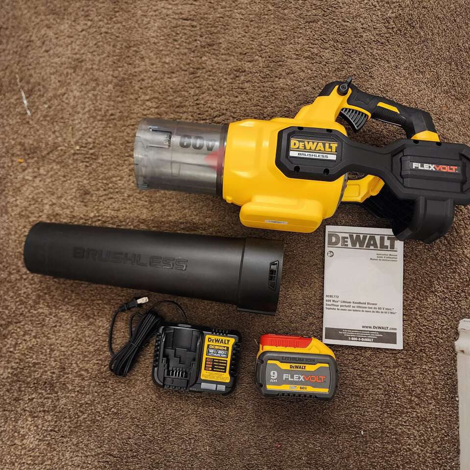 New Dewalt 60V MAX 125 MPH 600 CFM Leaf Blower Kit