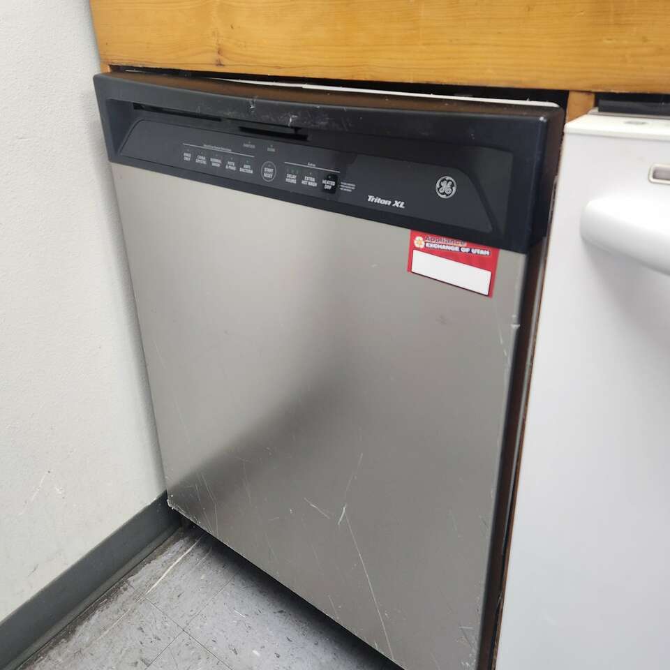 GE STAINLESS STEEL DISHWASHER! WWAR… Appliances
