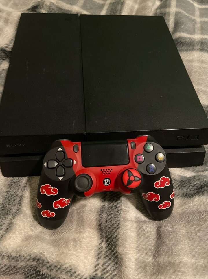 PS4 Pro 1TB (2 Controllers, 5 Games, +Accessories) for Sale in