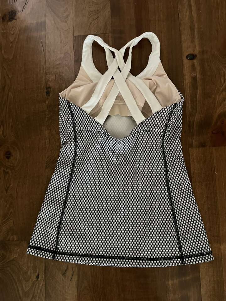 Lululemon workout top size 4 black/white