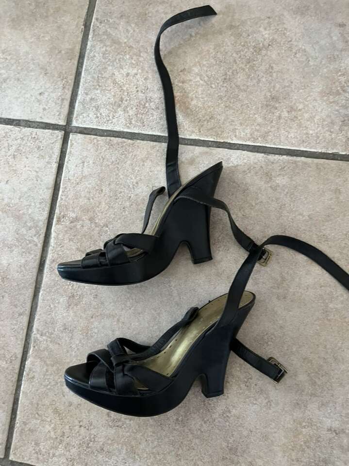 BCBG girls black strappy heels size 7