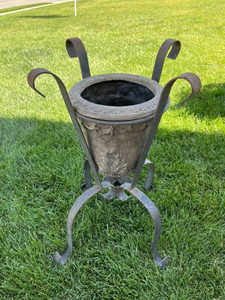 Metal pot holder and pot 23 tall