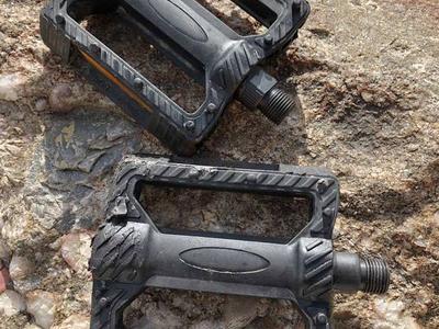 Plastic Platform Spiked Mountain/Cross Bike Pedals