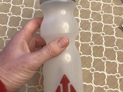 Ultimate Direction 20 OzSqz Bottle w/ Kicker Valve