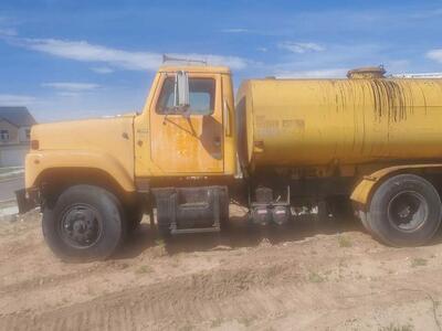 International truck with 4000 gallon tank