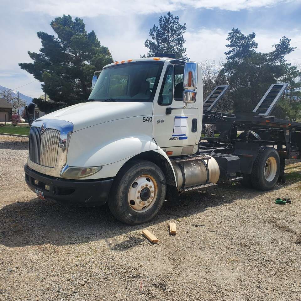 2009 international 7600 single axel tractor