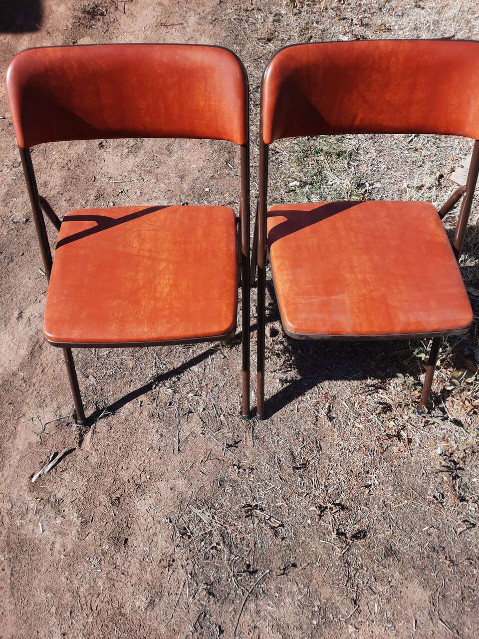 folding chairs set of 6 four alike an two different