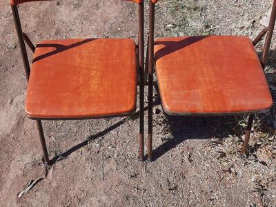 folding chairs set of 6 four alike an two different