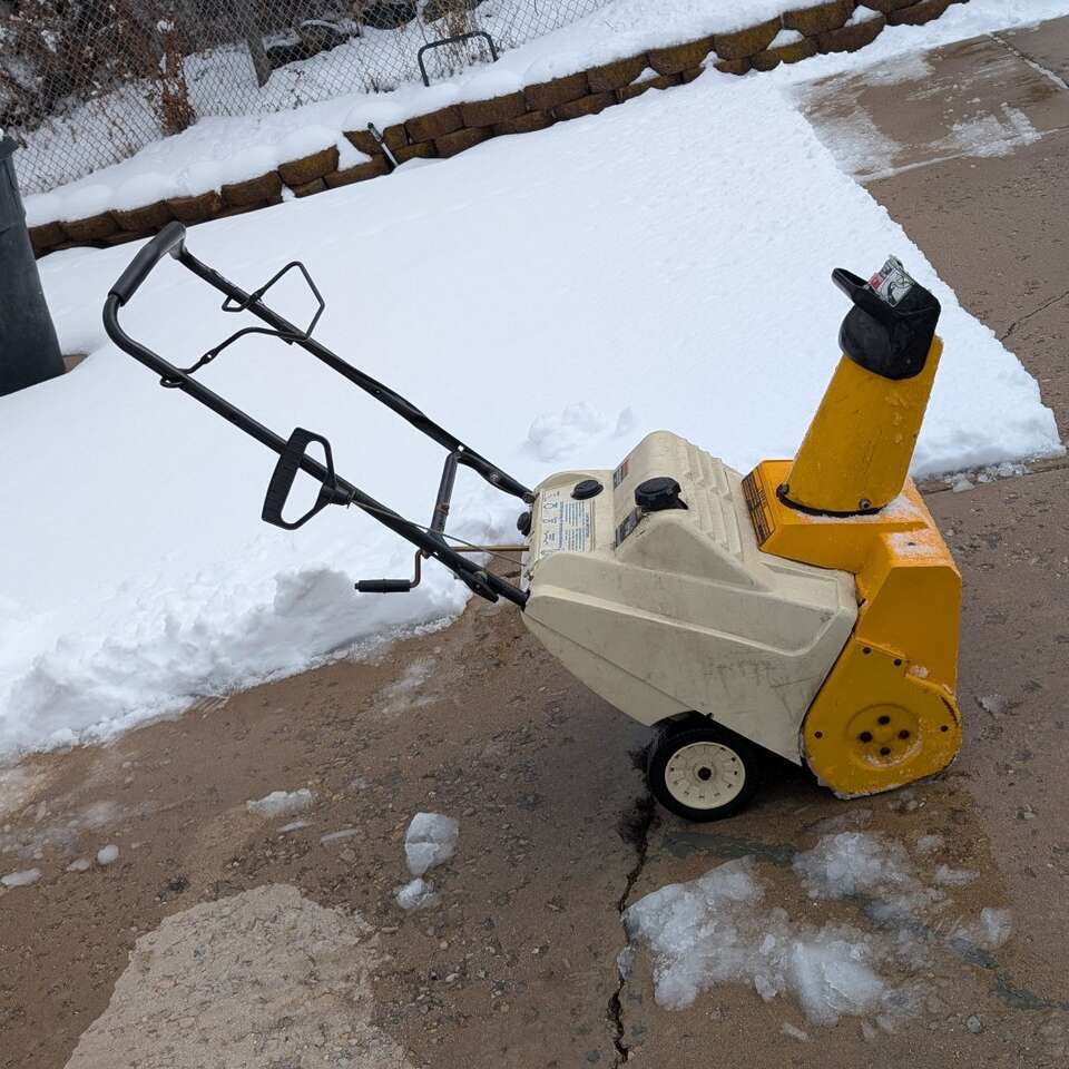 Gas powered snow blower