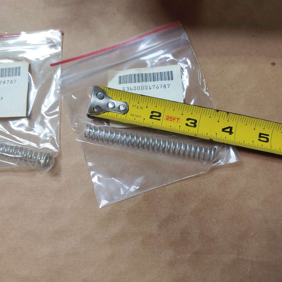 3.5 inch long springs. Aprox 50+ pieces