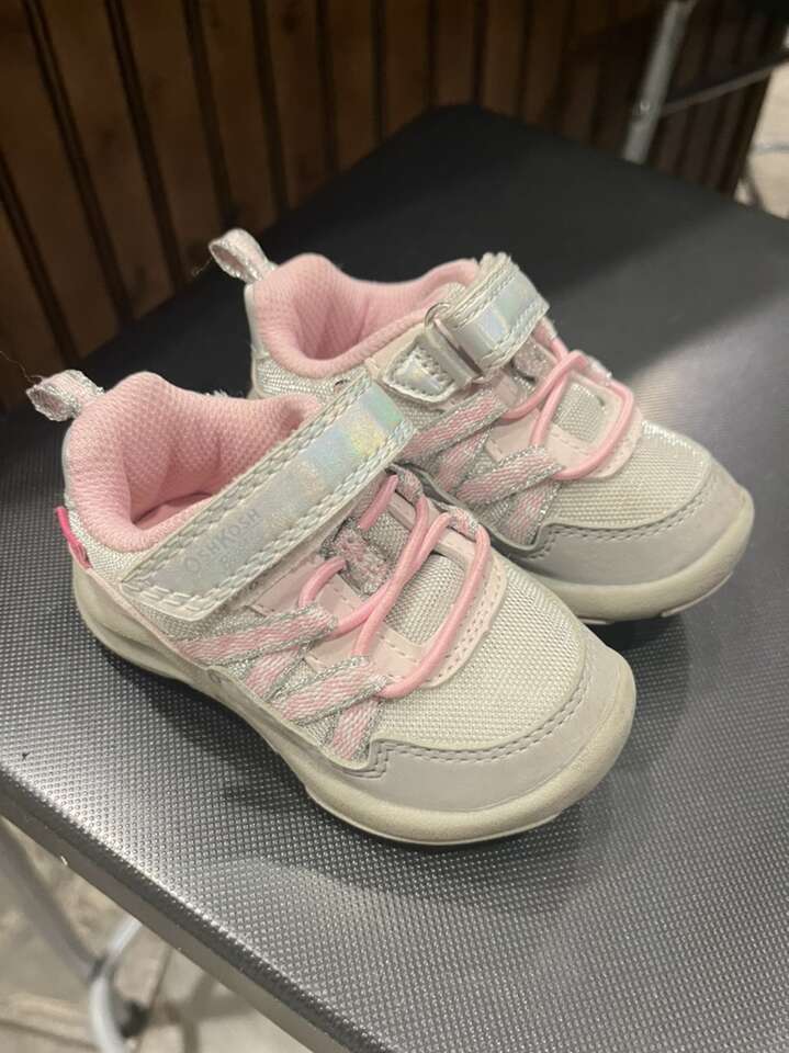 Osh Kosh b’gosh toddler sneakers. Size 4.