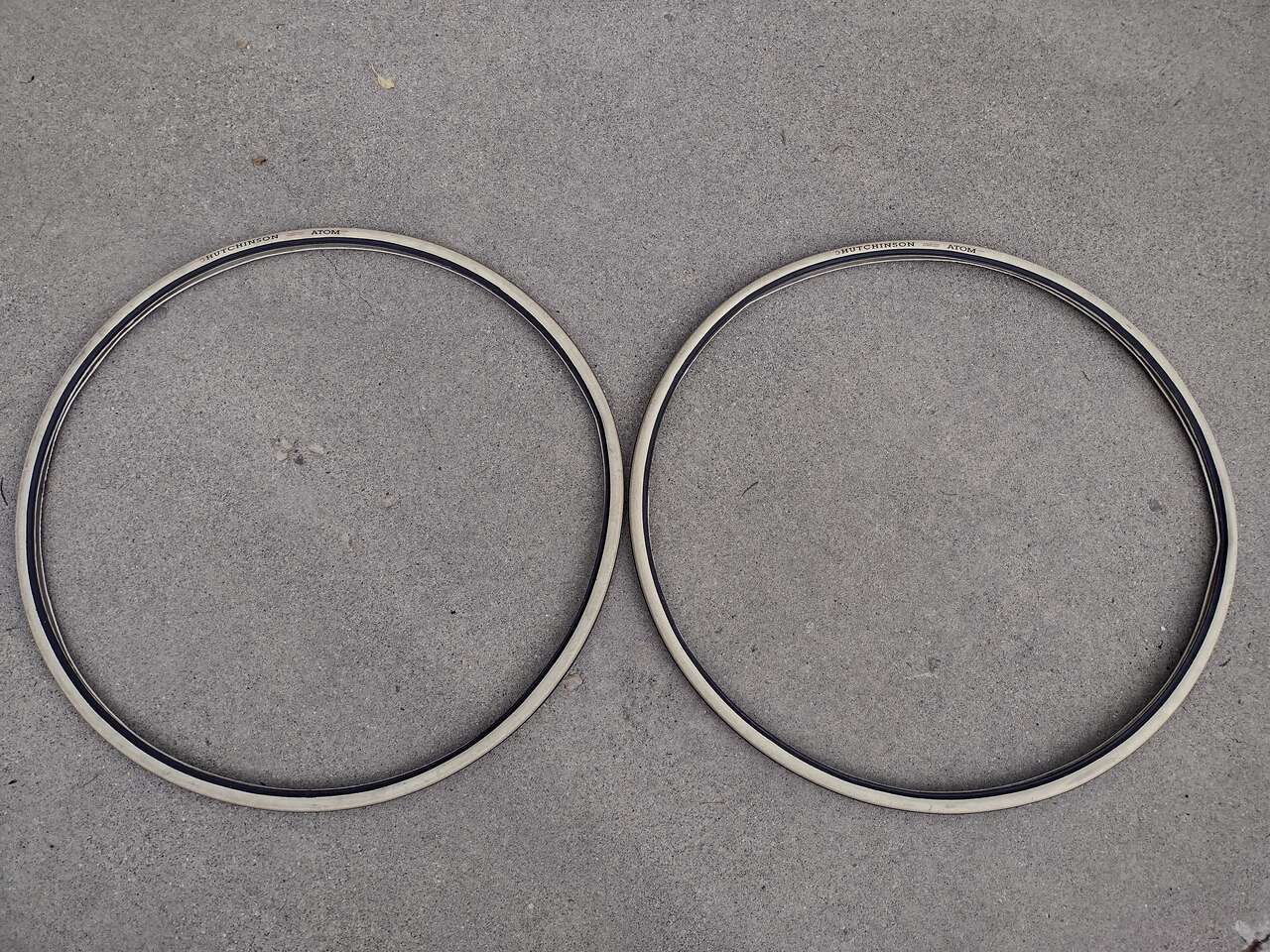 700x23 Hutchinson Atom Comp Tires