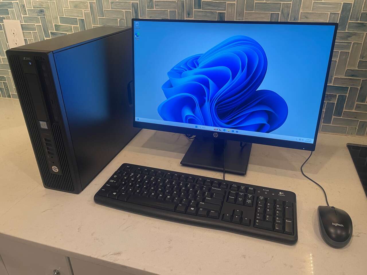 HP Z240 SFF i5-6500 3.20GHz 8GB RAM 256GB SSD 500GB HDD Windows 11 Desktop PC w/ Monitor & Accessories