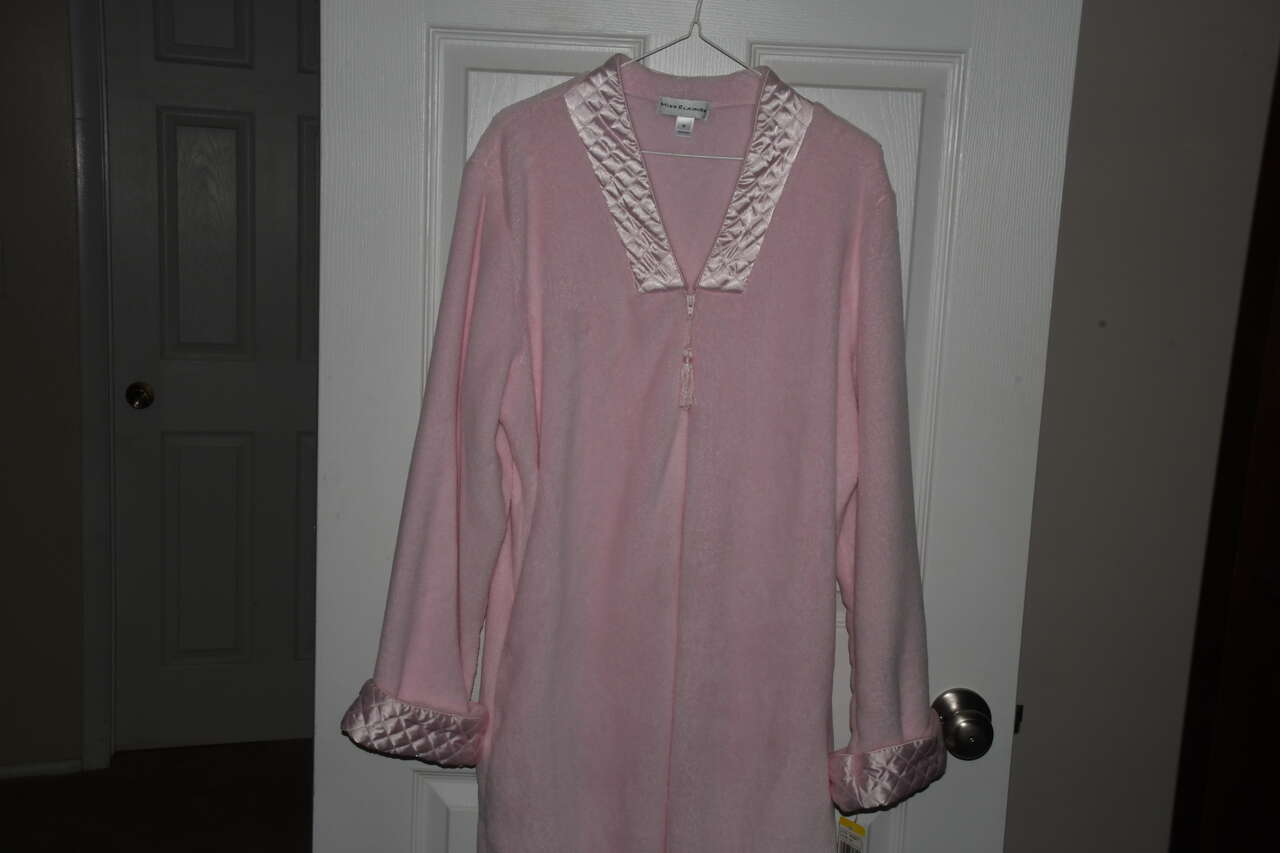 NWT ~ MISS ELAINE PINK BATHROBE ~ SIZE M ~ ZIPPERED FRONT ~ 2 POCKETS ~ DILLARD'S
