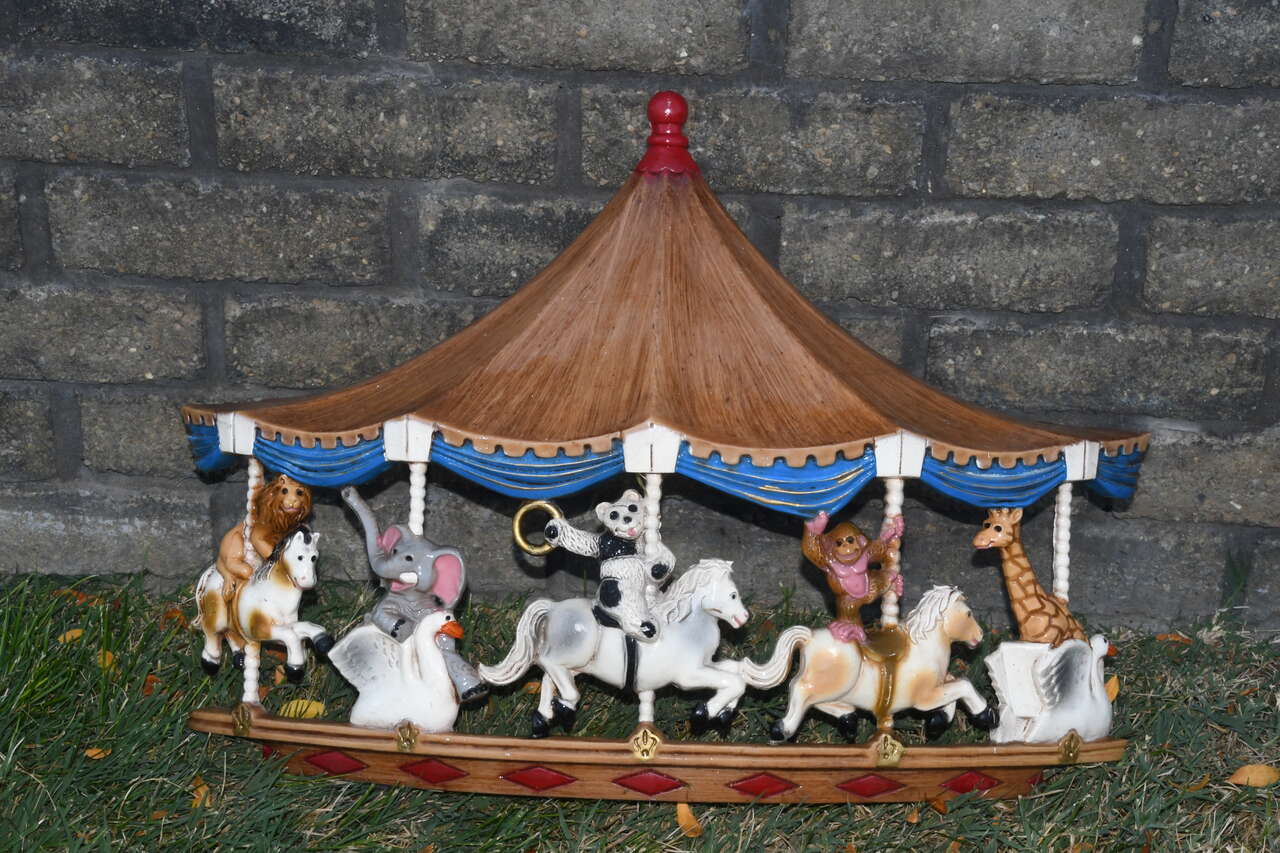 VINTAGE 1977 UNIVERSAL STATUARY "CAROUSEL" ~ MERRY GO ROUND ~ CHILD'S WALL HANGING ~ 22" x 16" ~ CLEAN ~ NO CHIPS!
