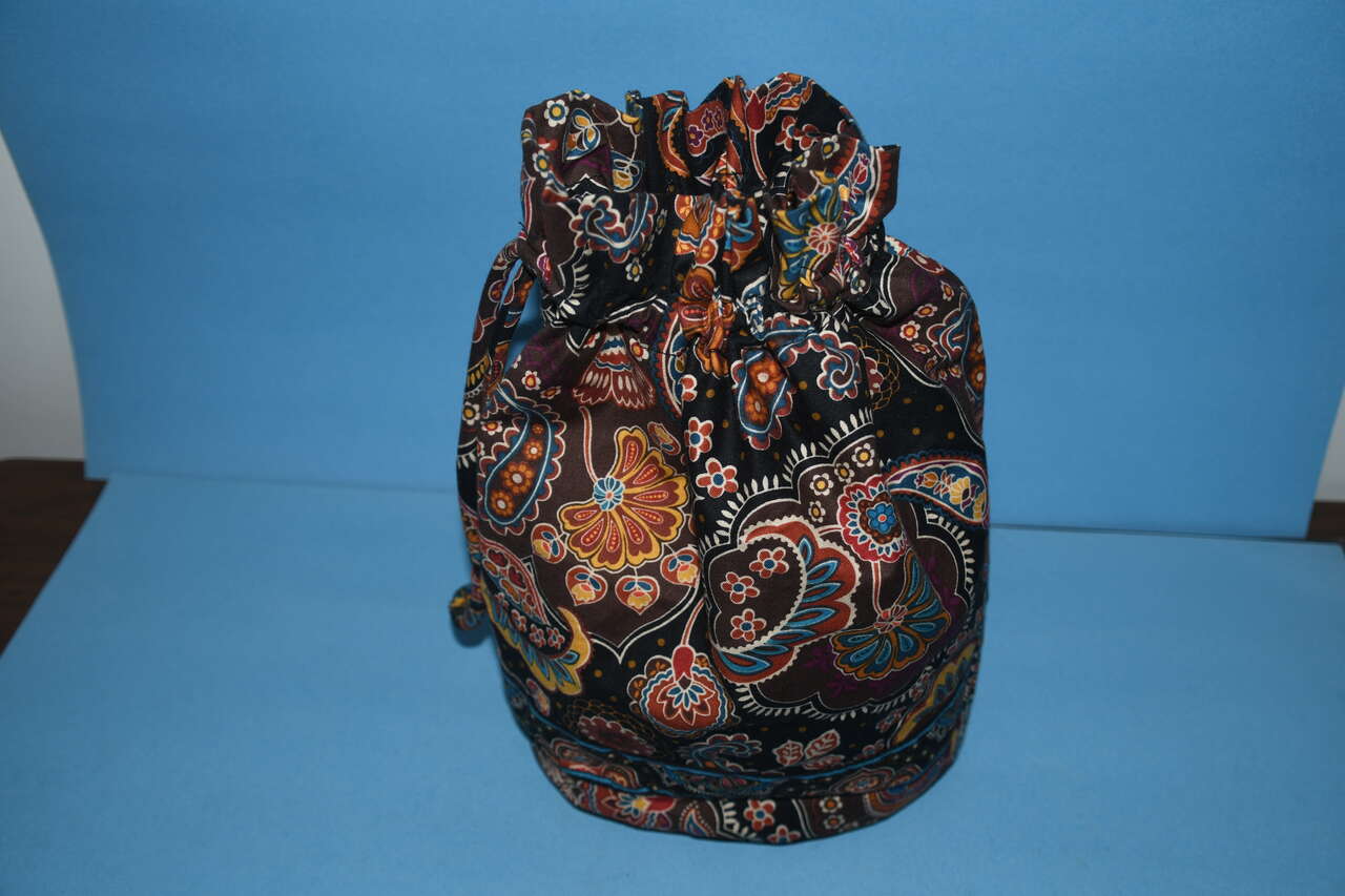 VERA BRADLEY DRAWSTRING BAG ~ PLASTIC LINED ~ 12" x 12" x 7" ~ POOL, GYM, BEACH, LUNCH.... ~ CLEAN!