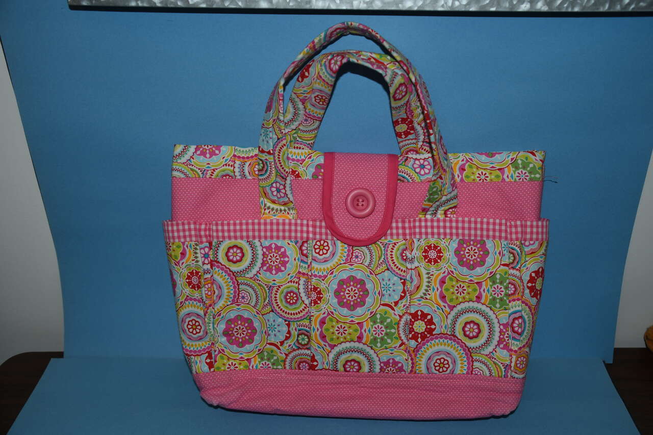 WOMEN'S HANDMADE HANDBAG/TOTE ~ 12" x 17" x 4" ~ PINK ~ 8 OUTSIDE POCKETS ~ 6 INSIDE POCKETS ~ VELCRO CLOSURE ~ CLEAN!