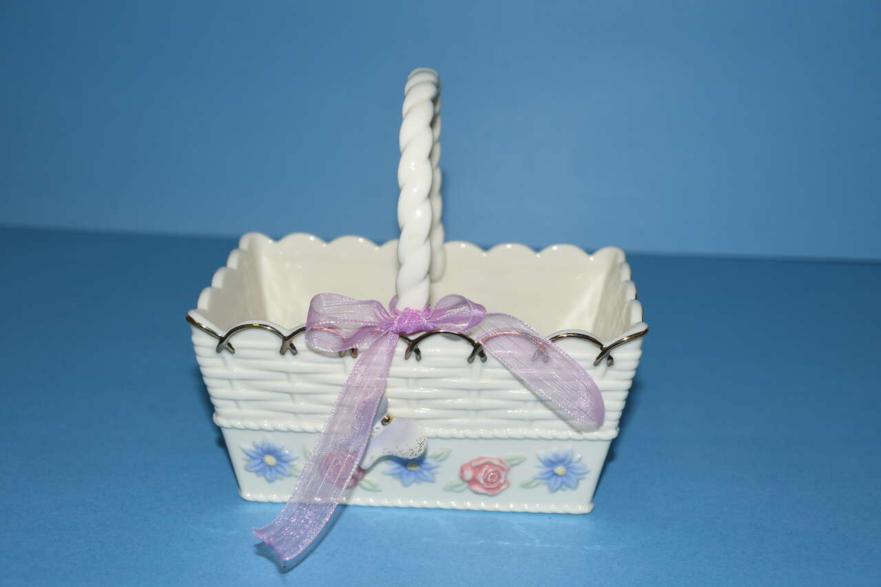 BEAUTIFUL LENOX SPRING BASKET ~ BUTTERFLY ~ 6" x 6" x 4".  NO CHIPS!