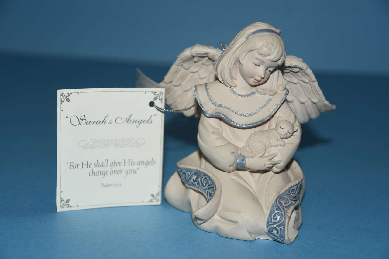 VINTAGE 2002 NWT "SARAH'S ANGELS - SHELBI" ~ LITTLE ANGEL with KITTEN FIGURINE ~ NO CHIPS!